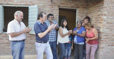 Entregan vivienda social en La Aurora