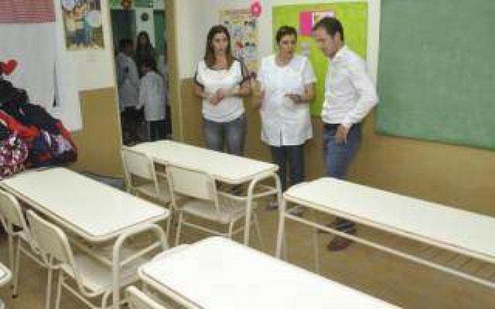 Campana: El Intendente Abella visit� la Escuela N� 4 de R�o Luj�n