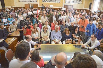 Masiva expresi�n de repudio por el atentado al local de La C�mpora