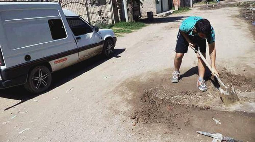 Villa Nocito: vecinos arreglan las p�rdidas de agua por su cuenta