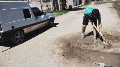 Villa Nocito: vecinos arreglan las p�rdidas de agua por su cuenta