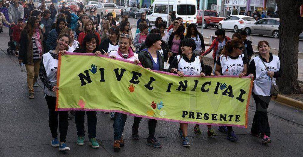 Los gremios de Adosac y Ate marcharon en reclamo de la normalizaci�n de la CSS