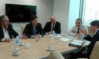 Intendentes radicales buscan recursos para productores