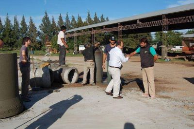 Salom�n estuvo en la f�brica de tubos de cemento