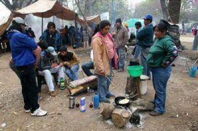 El acampe sigue y aumenta la angustia de las familias