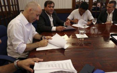 El Municipio y gremios formalizaron la suba salarial