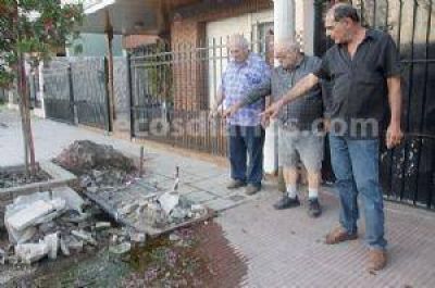 Vecinos molestos por una p�rdida de agua que ya tiene ocho meses