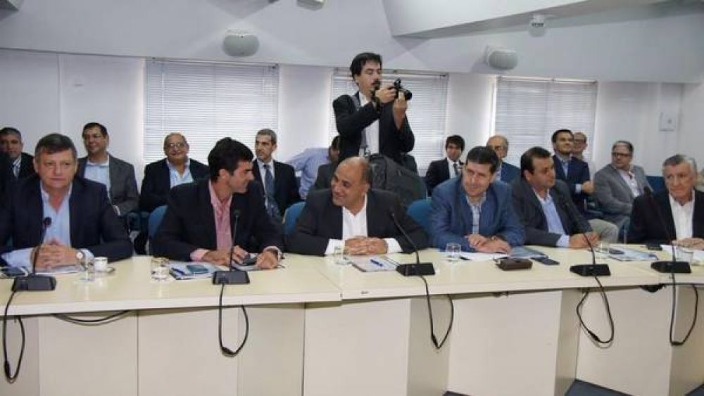Los gobernadores aumentan los reclamos de dinero al Gobierno