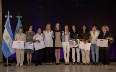 Vidal distingui� a profesionales, atletas y personalidades destacadas en el d�a de la Mujer