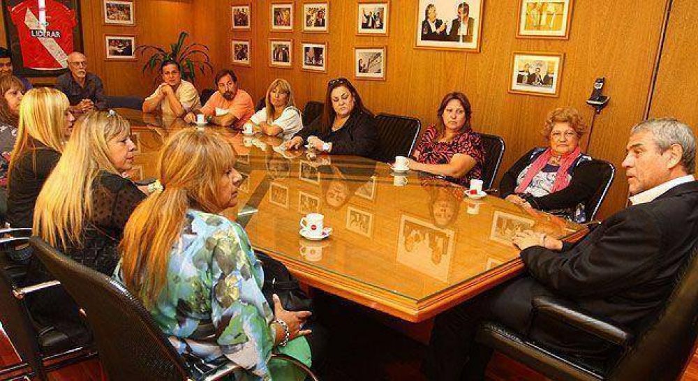 Ferraresi se reuni� con dirigentes de gremios estatales