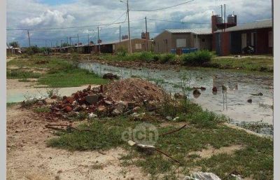 Vecinos molestos por la basura acumulada y estado de las calles