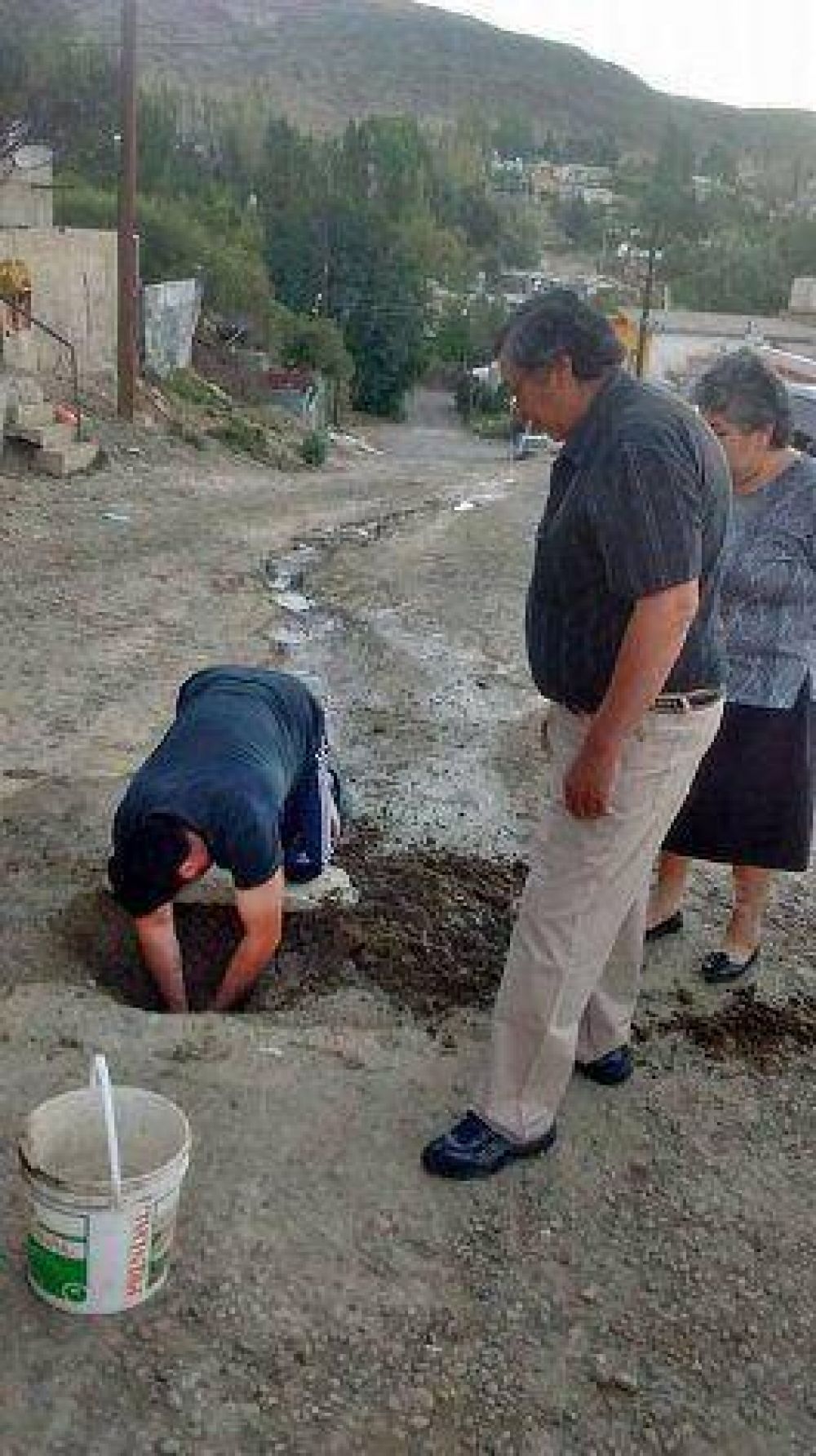 En Laprida un vecino tuvo que arreglar una p�rdida de agua luego de un mes de reclamos