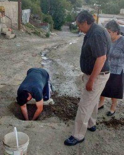En Laprida un vecino tuvo que arreglar una p�rdida de agua luego de un mes de reclamos