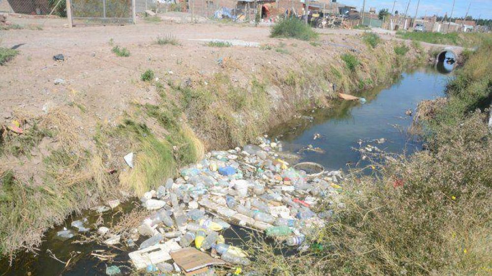 El canal Necochea no deja de ser un enorme basurero