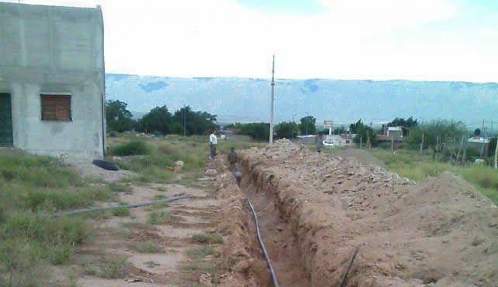 Trabajan en la ampliación de red de agua potable en el oeste de la Capital