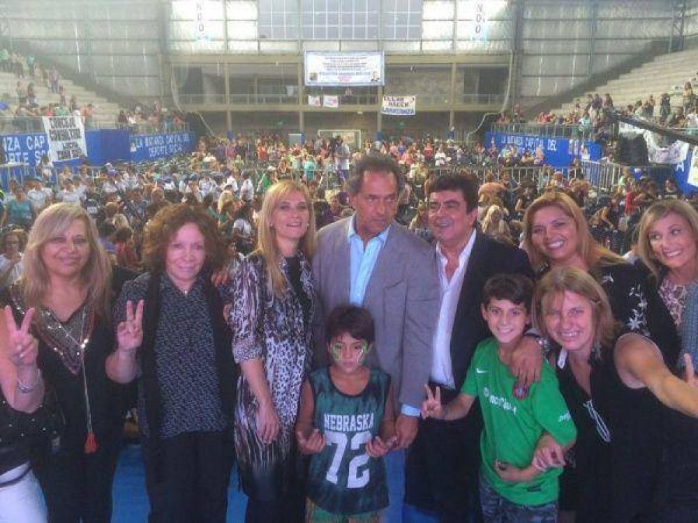 Rodeado de mujeres, Scioli se mostr� como candidato a diputado