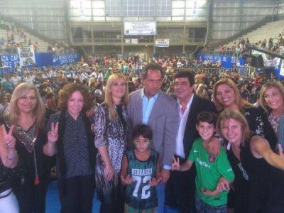 Rodeado de mujeres, Scioli se mostr� como candidato a diputado