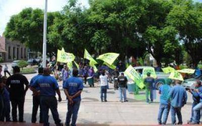 Protesta de trabajadores de la UOCRA en la Municipalidad de Baradero