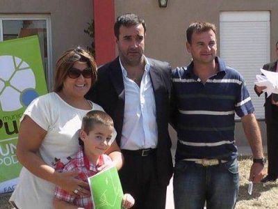Castelli entreg� viviendas terminadas por administraci�n municipal
