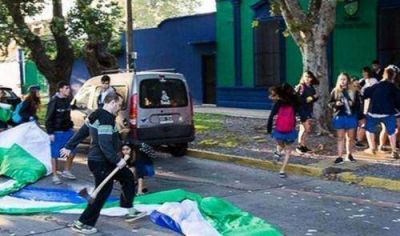Corri� con un hacha a un grupo de alumnos que festejaba en la calle