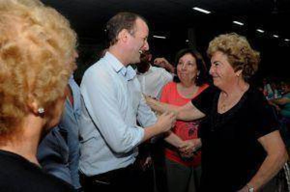 Asesoran a vecinos por problemas surgidos con productos o servicios