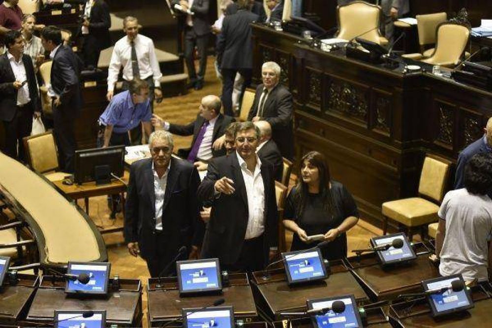 D�a de furia para los diputados del FpV: cruces, empujones y �un arma?