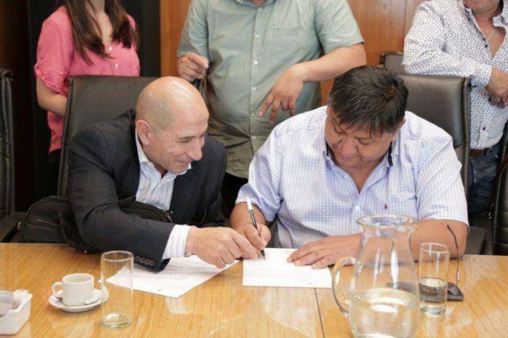 Petroleros de equipos parados en Tecpetrol cobrar�n el 70 por ciento de su sueldo bruto