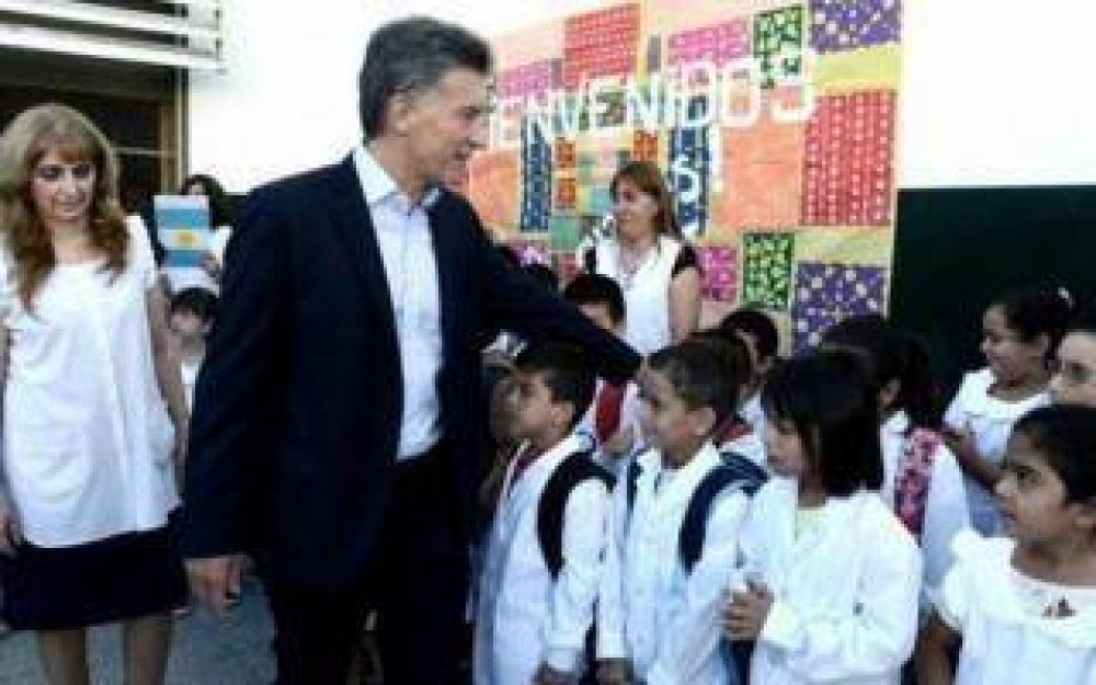 Macri entreg� m�dulos inform�ticos en una escuela de Merlo
