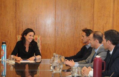 Katopodis junto a intendentes peronistas propusieron a Stanley una nueva tarifa social