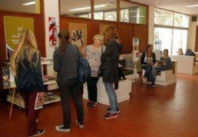 Notable movimiento en la biblioteca para comprar textos escolares a mitad de precio