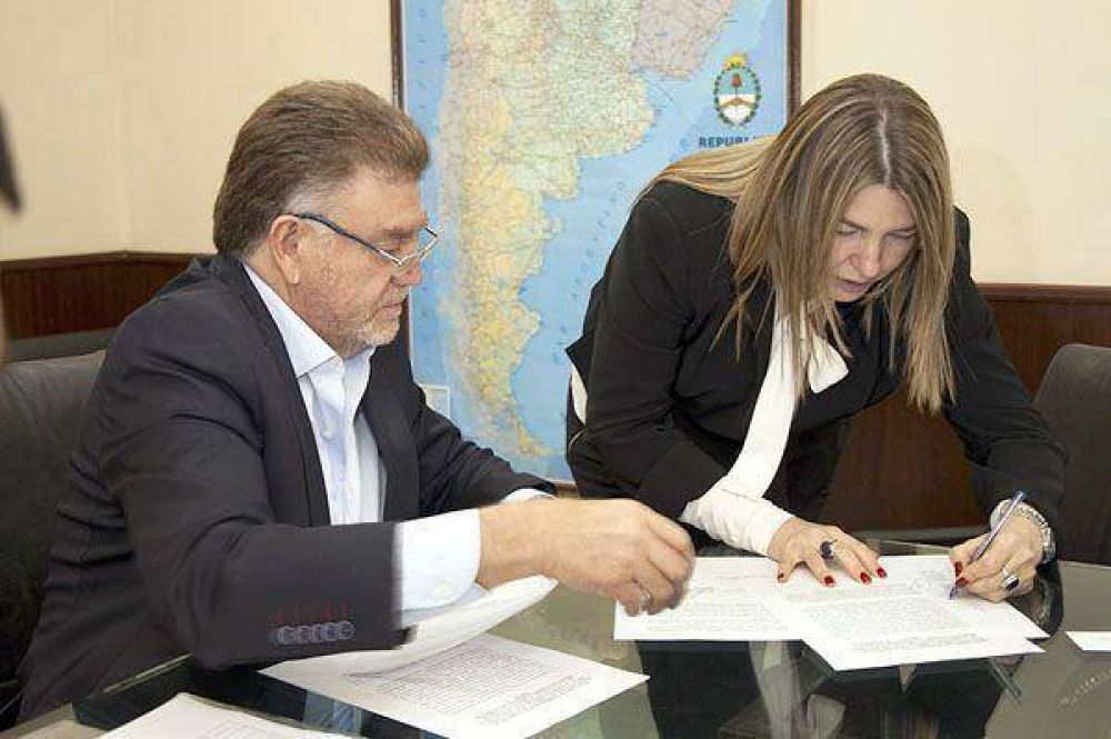 Bertone firm� convenio con Naci�n para la construcci�n de viviendas