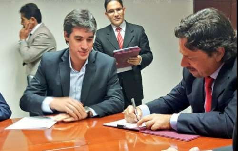 Gustavo Saenz firm� un convenio para el desarrollo de la modernizaci�n en Salta