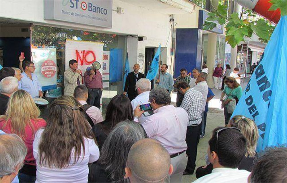 Protesta de Bancarios ante la amenaza de cierre del Banco de Servicios y Transacciones