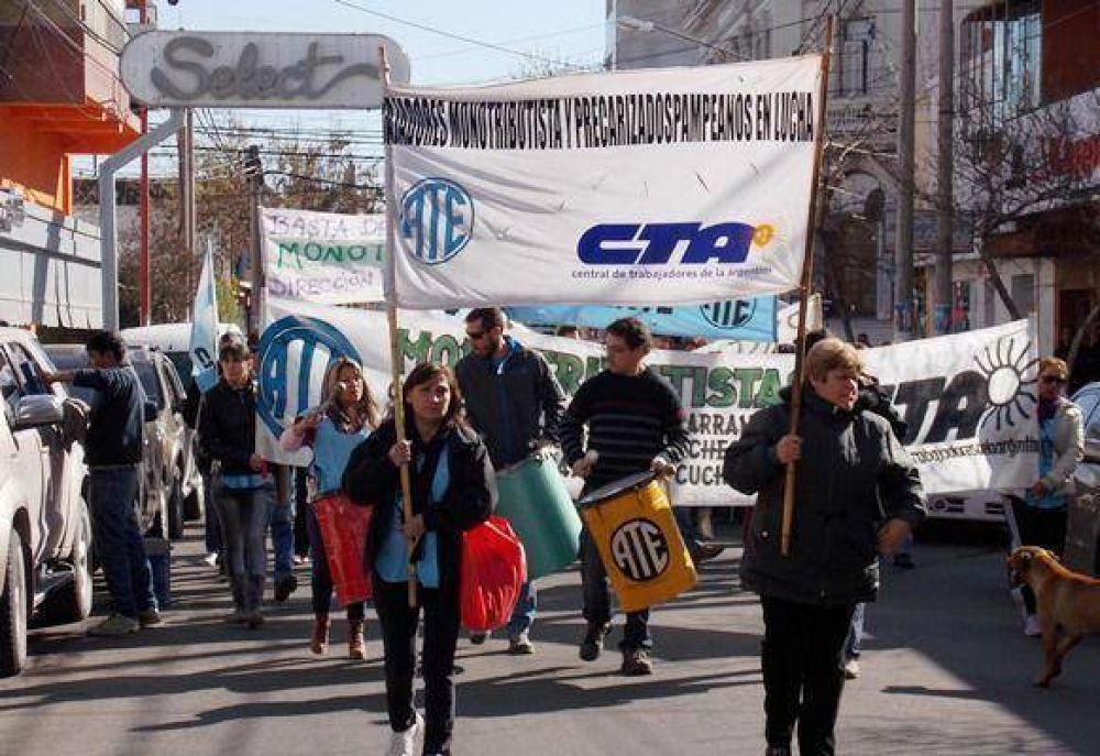Monotributistas acusan al Gobierno de retrasar el pase a planta