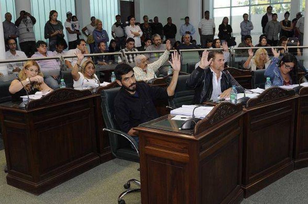 Nardini baj� el sueldo de los funcionarios municipales