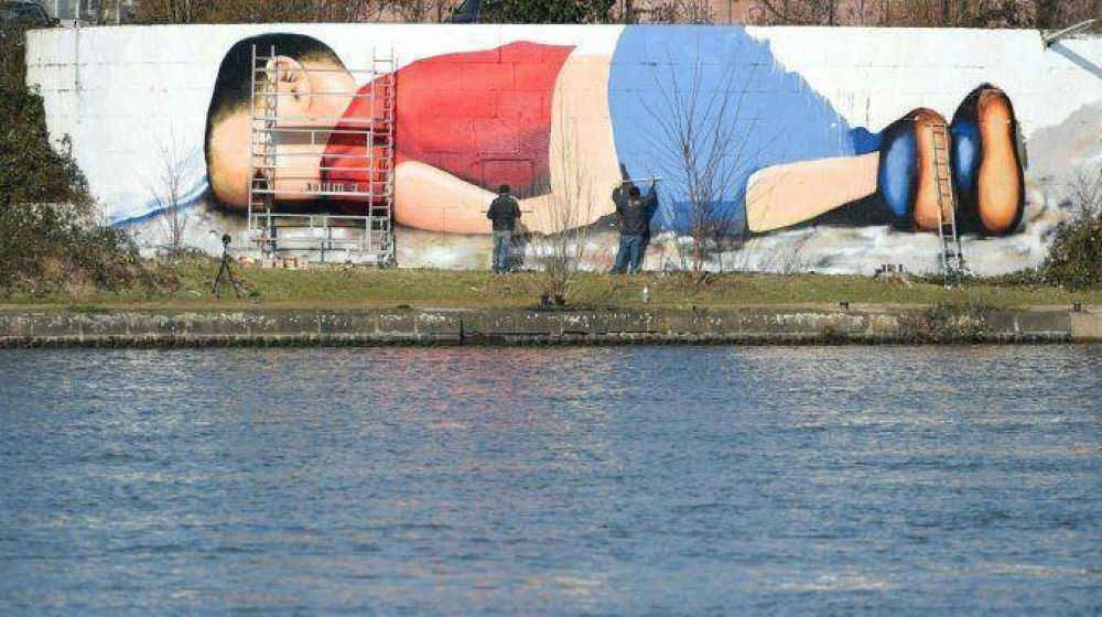 Un graffiti recuerda a Aylan Kurdi ente el Banco Central Europeo