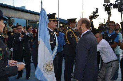 El gobierno incorpor� 500 nuevos agentes de polic�as forjados en la asistencia a los inundados