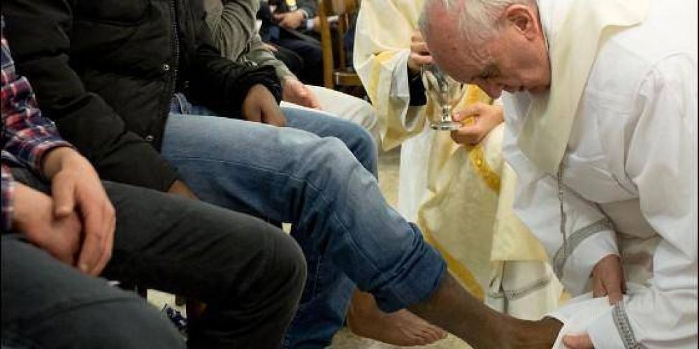 El Papa volverá a lavar los pies a doce personas, entre ellas, mujeres