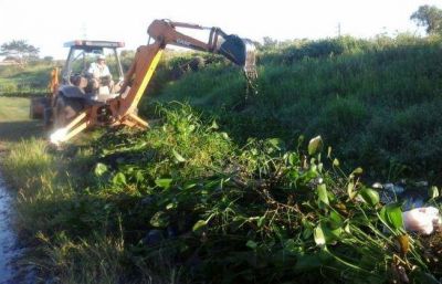 Zanjeo y limpieza de desag�es naturales en Villa Pegoraro