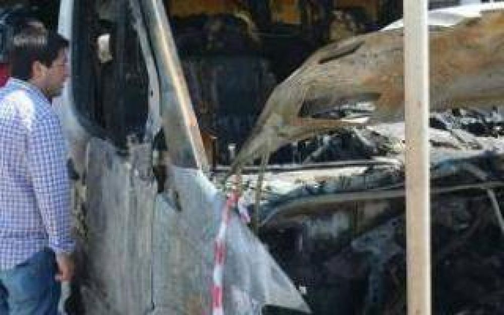 Incendiaron 2 m�viles del municipio de Malvinas Argentinas
