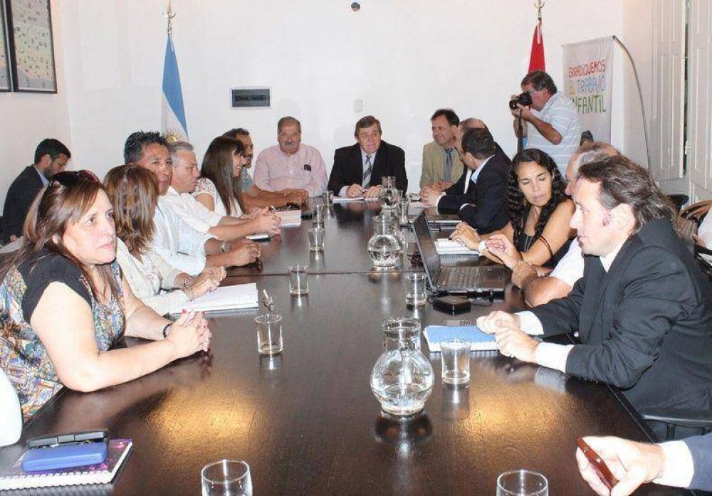 La Provincia ofreci� a los estatales un 26,5% de aumento en dos tramos