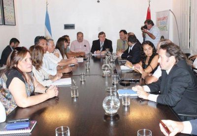 La Provincia ofreci� a los estatales un 26,5% de aumento en dos tramos