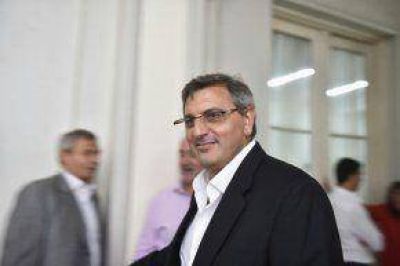 Legisladores del FPV proponen derogar las leyes que se aplican en la factura de luz