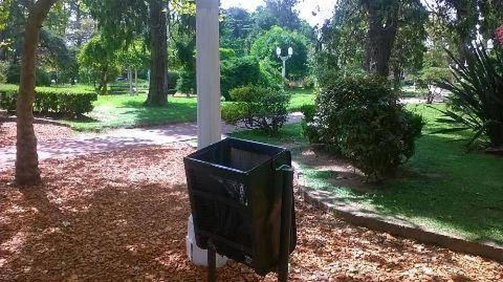 Amigos de la Plaza Col�n retiraron basura del espacio verde