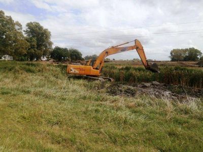 Importante trabajo de limpieza en el canal paralelo a la Ruta 205 y otros sectores