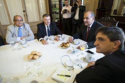 Manzur garantiza el pago de sueldos, a pesar de la crisis