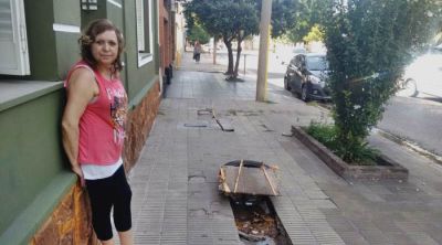 Por un ca�o roto, se form� un pozo de casi un metro en una vereda
