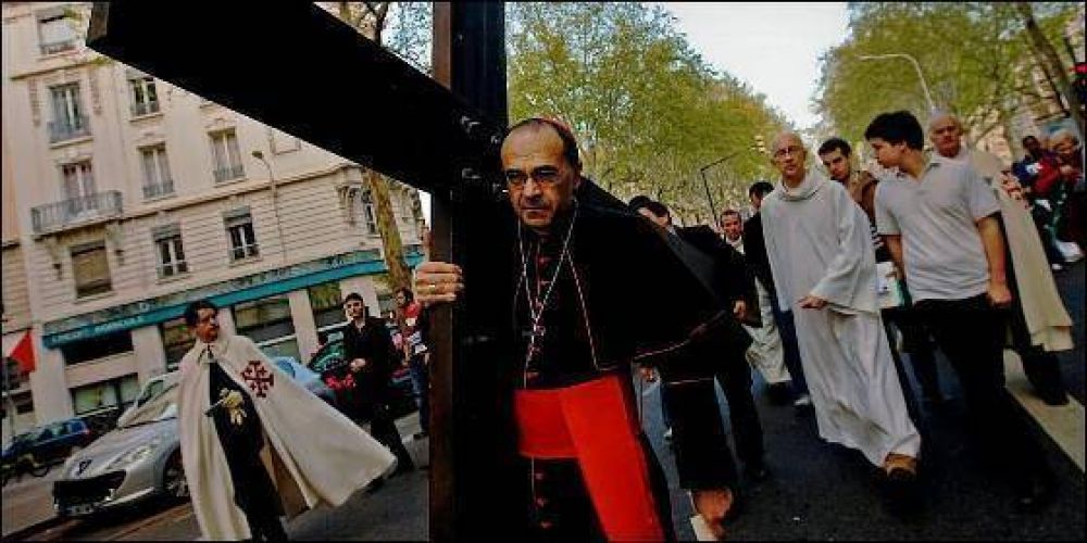 Víctimas de un sacerdote pederasta francés solicitan audiencia al Papa Francisco
