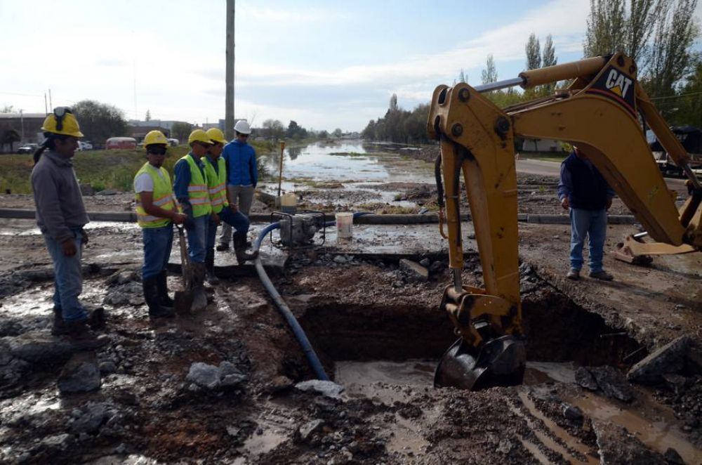 Se rompi� un acueducto e inundo un sector de Villa Ceferino