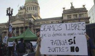 Organizaciones kirchneristas y de izquierda protestaron frente al Congreso contra el acuerdo
